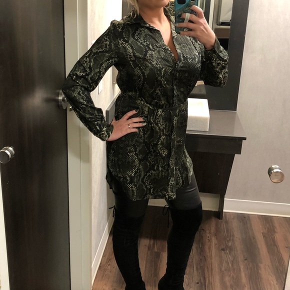 Green snake print long sleeve blouse with tie - Picture 3 of 4